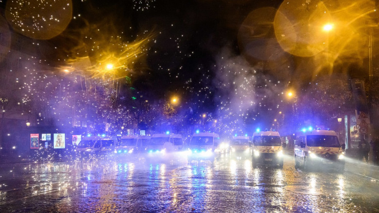 Photo of foto | Furie în Franța: Suporterii au aruncat în polițiști cu artificiile pregătite pentru a sărbători victoria la Cupa Mondială